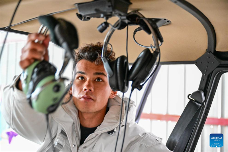 Mirbek Tlobek vérifie les dispositifs de communication sur un hélicoptère dans une société aéronautique générale de la préfecture autonome kazakhe d'Ili, dans la région autonome ou?goure du Xinjiang (nord-ouest de la Chine), le 4 mars 2025. (Photo / Xinhua)
