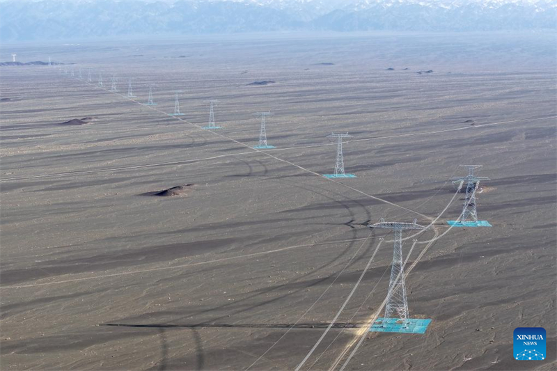 Xinjiang : la ligne de transmission électrique à UHV de 800 kilovolt Hami-Chongqing est entrée dans la période de construction finale