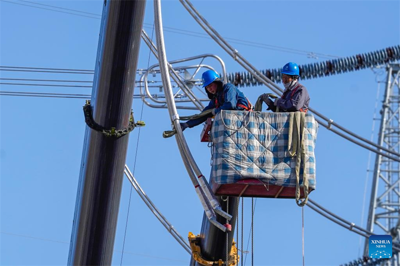 Xinjiang : la ligne de transmission électrique à UHV de 800 kilovolt Hami-Chongqing est entrée dans la période de construction finale