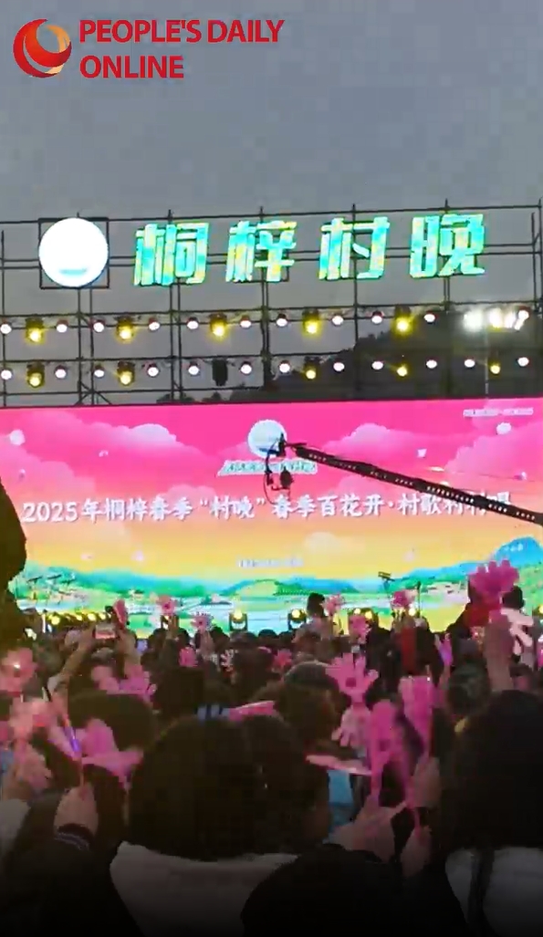 Guizhou : un gala rural enflamme les festivités du printemps à Guancang