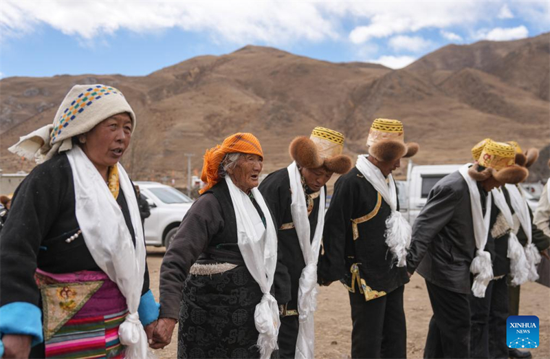 Palmo danse le Guozhuang, une danse traditionnelle tibétaine, lors d'une cérémonie marquant le début des cultures de printemps dans le comté de Lhunzhub, à Lhassa, capitale de la région autonome du Xizang (sud-ouest de la Chine).  (Photo / Xinhua)