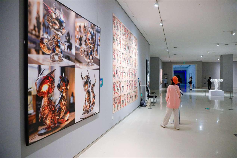 Une exposition présentant des ?uvres d'art générées par intelligence artificielle à Jinan, capitale de la province du Shandong (est de la Chine). (Xu Zhou / Pic.people.com.cn)