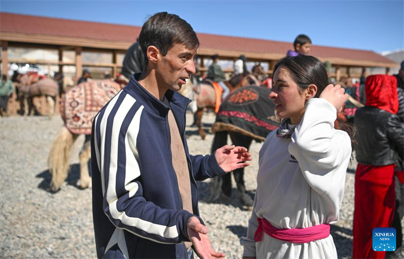 Xinjiang : une jeune cavalière galope sur le plateau du Pamir
