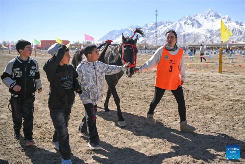 Xinjiang : une jeune cavalière galope sur le plateau du Pamir