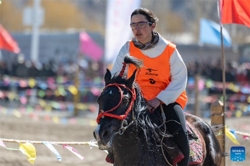 Xinjiang : une jeune cavalière galope sur le plateau du Pamir