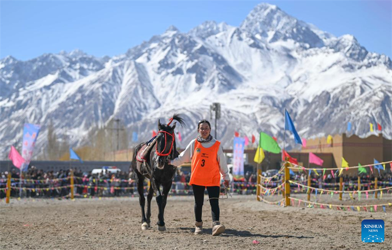Xinjiang : une jeune cavalière galope sur le plateau du Pamir