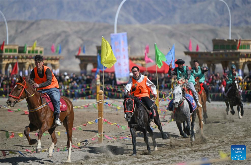 Xinjiang : une jeune cavalière galope sur le plateau du Pamir
