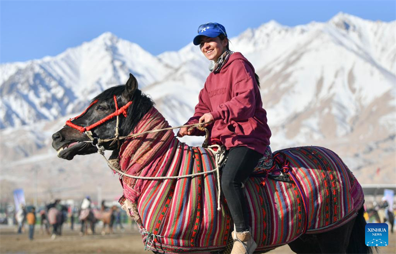Xinjiang : une jeune cavalière galope sur le plateau du Pamir