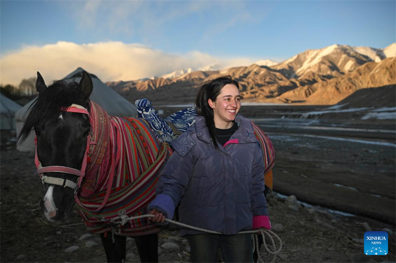 Xinjiang : une jeune cavalière galope sur le plateau du Pamir