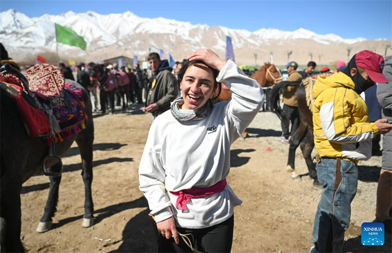 Xinjiang : une jeune cavalière galope sur le plateau du Pamir