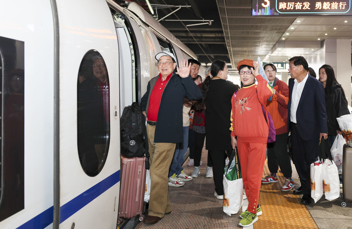 Des touristes montent dans un train touristique pour personnes agées, à la Gare du Sud de Shanghai, dans l'est de la Chine, le 26 mars 2025. (Photo : Wang Xiang)