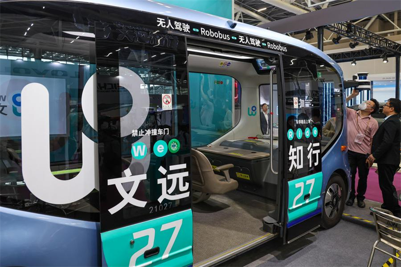 Photo d'un minibus autonome con?u par la société chinoise de technologie de conduite autonome WeRide, exposé dans la section dédiée aux véhicules à énergie nouvelle et aux véhicules intelligents connectés lors de la 133e Foire de Canton, à Guangzhou, dans la province chinoise du Guangdong (sud), le 15 avril 2023. (Photo : Liu Dawei)