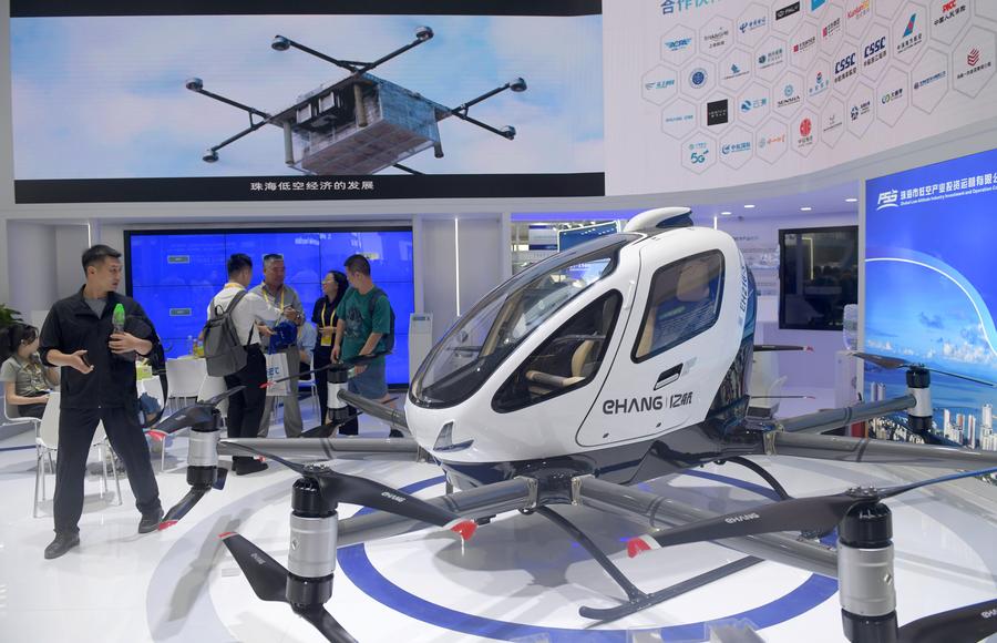 L'aéronef sans pilote électrique à décollage et atterrissage verticaux (eVTOL) EH216-S de EHang exposé dans la zone économique à basse altitude du salon Airshow China à Zhuhai, dans la province chinoise du Guangdong (sud), le 13 novembre 2024. (Photo : Lu Hanxin)