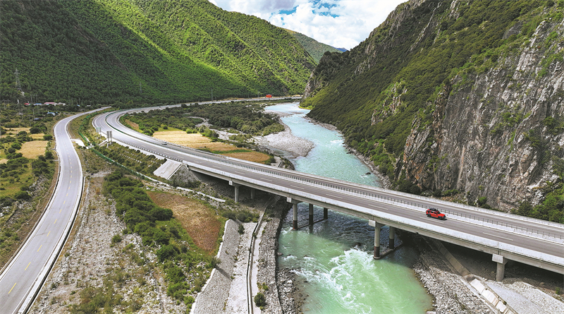 Comment une connectivité ferroviaire et routière améliorée favorise la croissance du Xizang