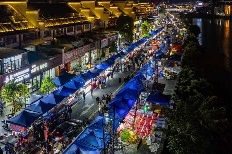 Guangxi : les marchés ruraux dynamisent l'économie nocturne rurale à Mengshan