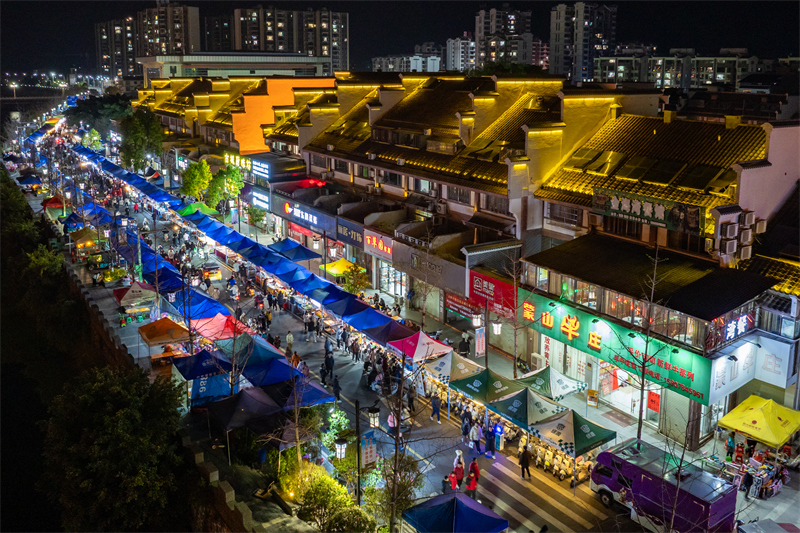 Guangxi : les marchés ruraux dynamisent l'économie nocturne rurale à Mengshan