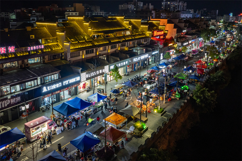 Guangxi : les marchés ruraux dynamisent l'économie nocturne rurale à Mengshan