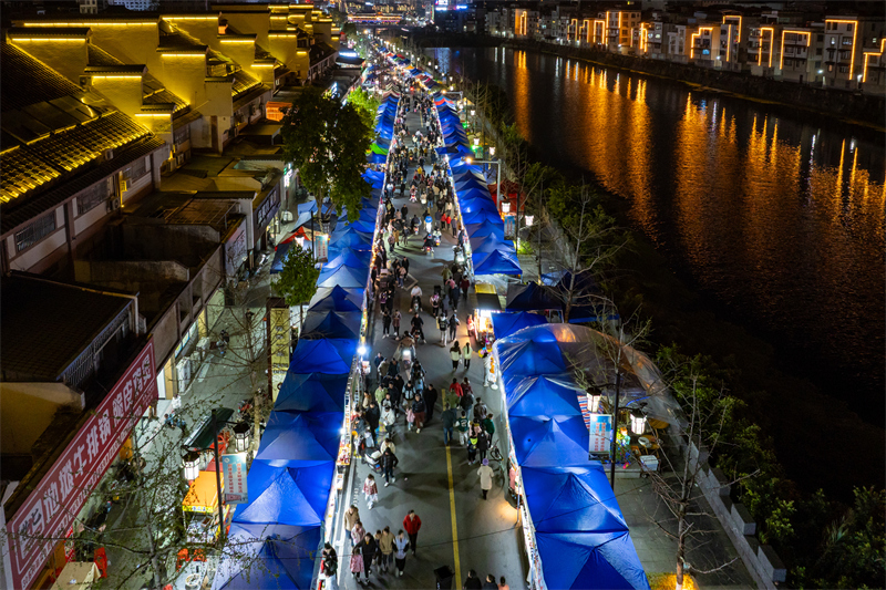 Guangxi : les marchés ruraux dynamisent l'économie nocturne rurale à Mengshan