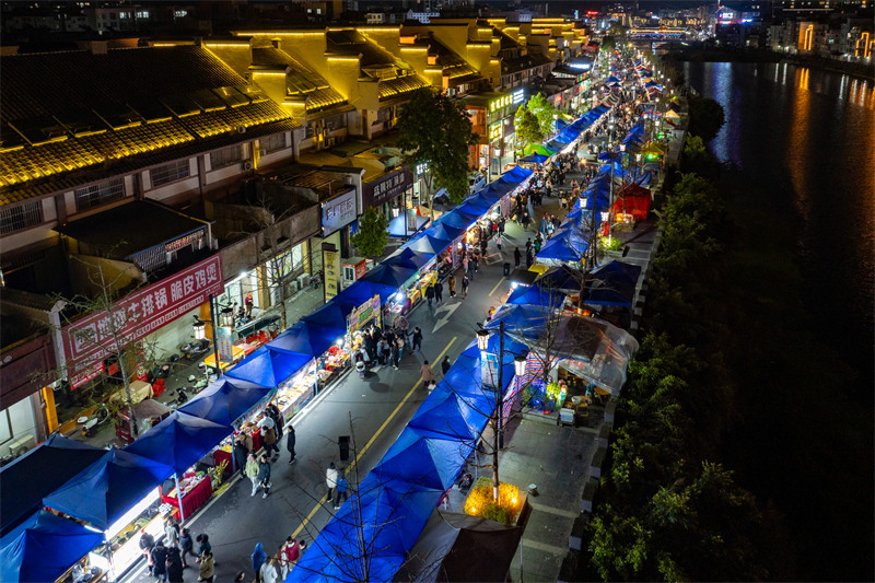 Guangxi : les marchés ruraux dynamisent l'économie nocturne rurale à Mengshan