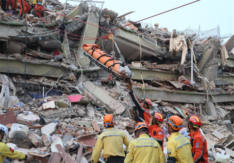 Des membres de l'équipe de recherche et de sauvetage en Chine et l'équipe de sauvetage Ramunion transfèrent conjointement une survivante enceinte sur un site touché par un séisme à Mandalay, au Myanmar, le 31 mars 2025. (Photo / Xinhua)