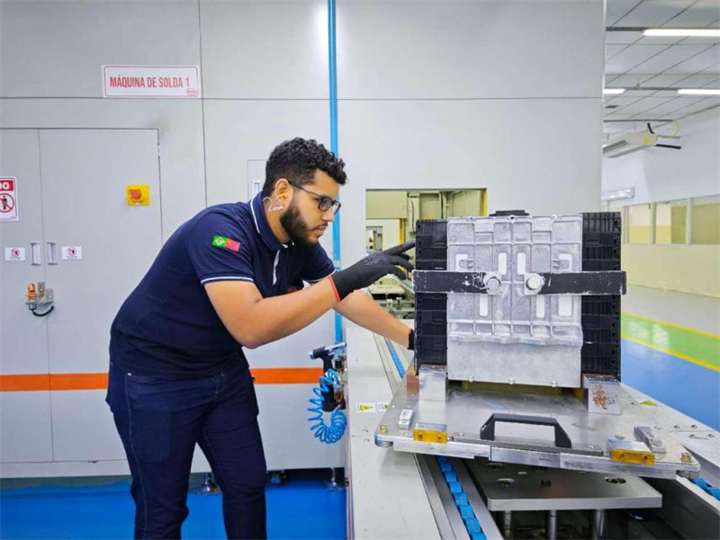 Un ouvrier travaille sur la cha?ne de production de batterie du constructeur automobile chinois BYD à Manaus, au Brésil. (Hu Zexi / Le Quotidien du Peuple)