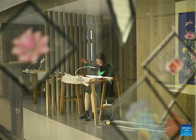 Ren Wei fait une broderie dans son studio à Wuhan, capitale de la province du Hubei (centre de la Chine), le 14 mars 2025. (Du Zixuan / Xinhua)