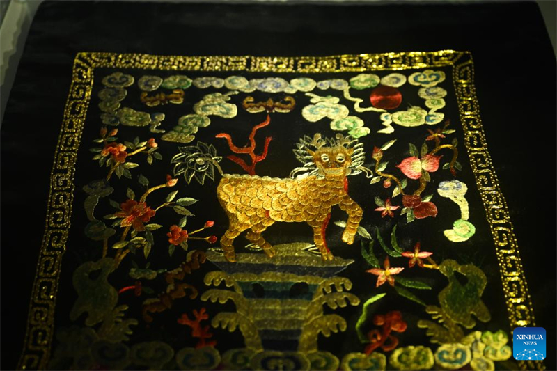 Hubei : histoire en photos d'une héritière de la broderie Han à Wuhan