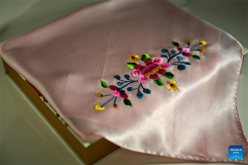 Hubei : histoire en photos d'une héritière de la broderie Han à Wuhan