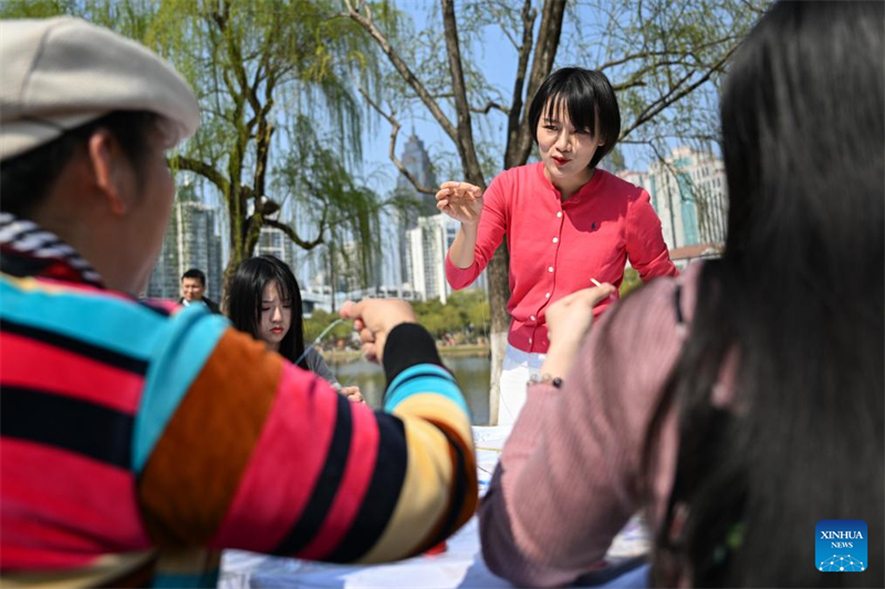Hubei : histoire en photos d'une héritière de la broderie Han à Wuhan
