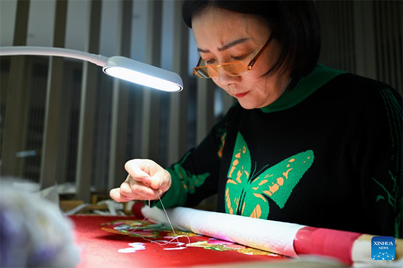 Hubei : histoire en photos d'une héritière de la broderie Han à Wuhan