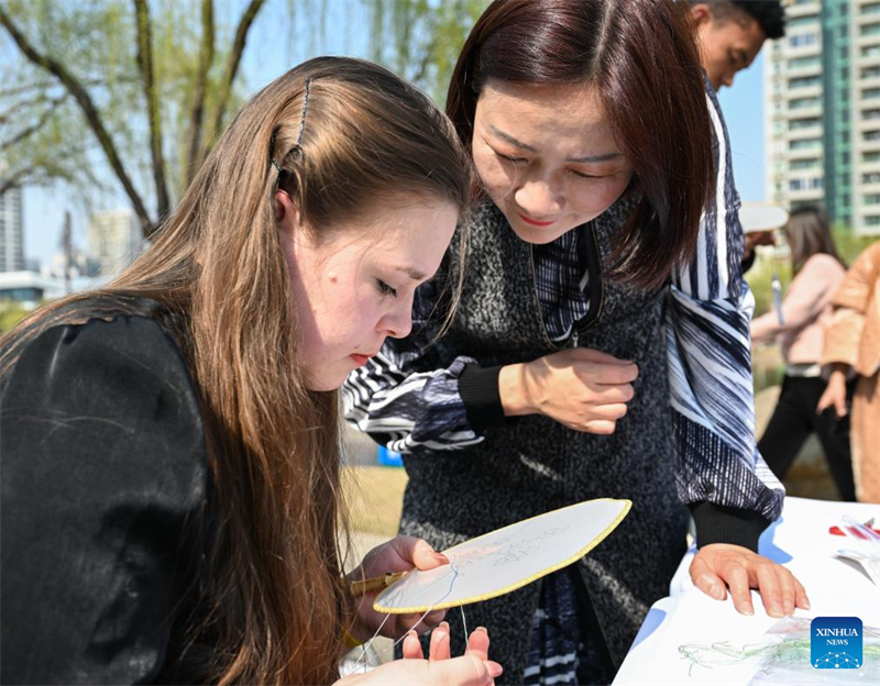 Hubei : histoire en photos d'une héritière de la broderie Han à Wuhan
