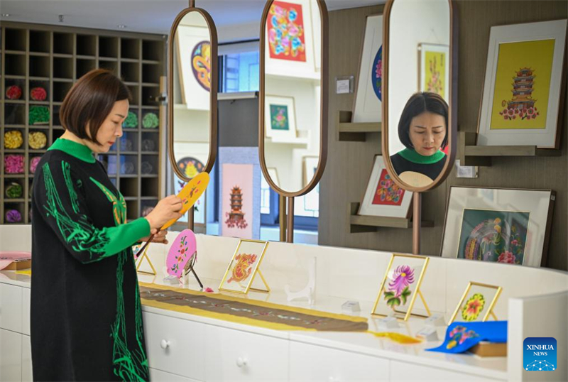 Hubei : histoire en photos d'une héritière de la broderie Han à Wuhan