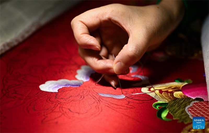 Hubei : histoire en photos d'une héritière de la broderie Han à Wuhan