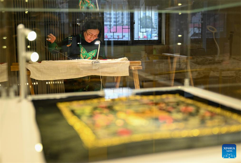 Hubei : histoire en photos d'une héritière de la broderie Han à Wuhan