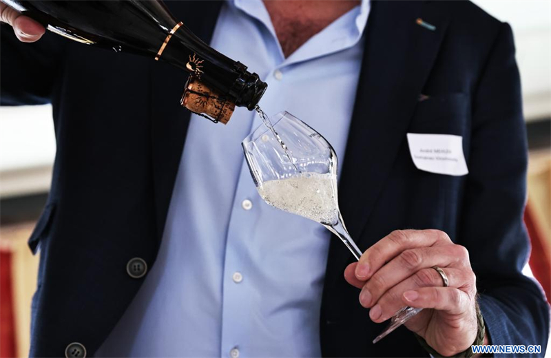 Un employé présente du Crémant, un vin mousseux local, près de Metz du département de la Moselle, dans la région Grand Est, en France, le 31 mars 2025. Le Guide Michelin France a lancé sa cérémonie 2025 à Metz lundi. Accompagné d'une série de célébrations, l'événement a dévoilé la sélection du Guide Michelin France 2025. (Xinhua/Gao Jing)