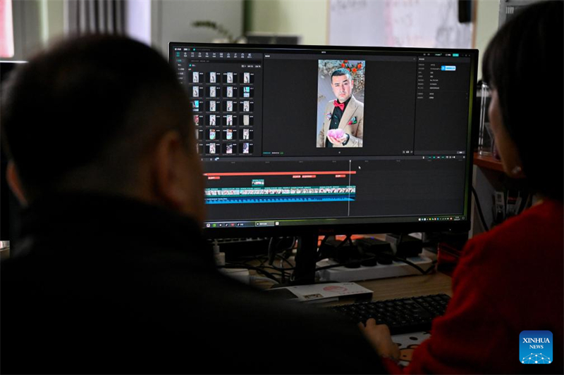 Xinjiang : des vidéos accrocheuses aident à vendre des produits agricoles de Qapqal