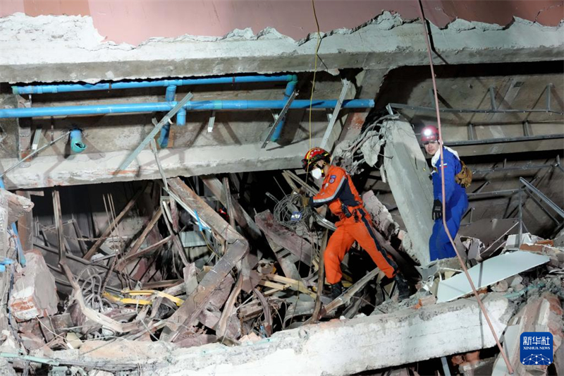 Plus de 500 sauveteurs chinois participent aux efforts de secours post-séisme au Myanmar