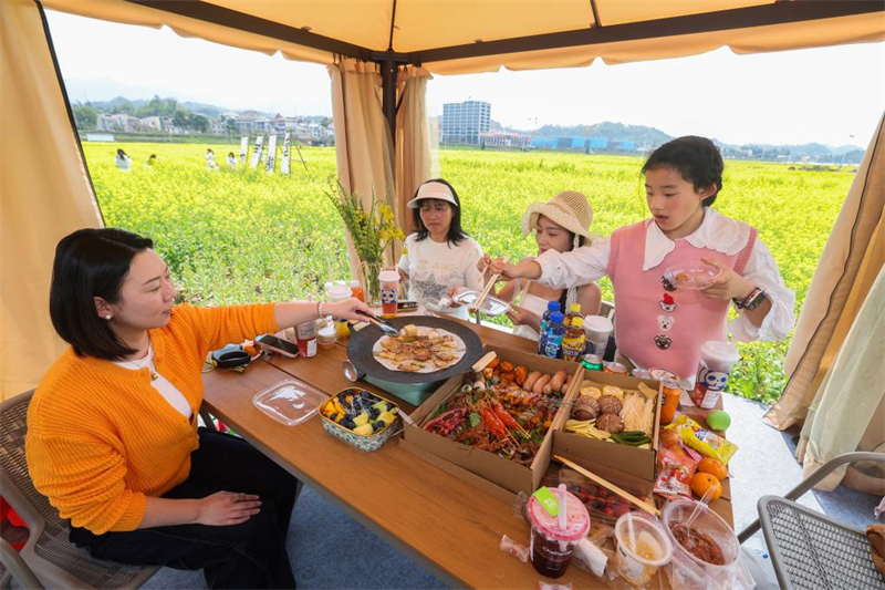 Le tourisme printanier stimule la consommation à travers la Chine