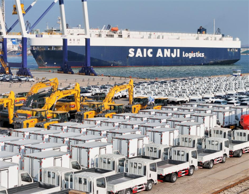 Photo aérienne prise par un drone montrant des véhicules destinés à l'exportation dans le port de Yantai, dans la province du Shandong (est de la Chine), le 2 janvier 2025. (Photo / Xinhua)