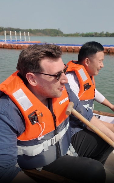 Hunan : un jeune étranger fait l'expérience de la course en bateau-dragon sur la rivière Miluo