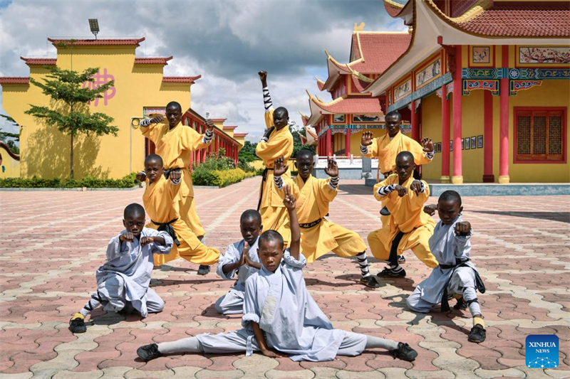 Des disciples Shaolin pratiquent le kung-fu au centre culturel du temple Shaolin à Lusaka, capitale de la Zambie, le 31 mars 2025. (Photo / Xinhua)