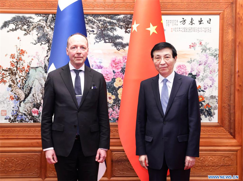 Le plus haut conseiller politique chinois rencontre le président du parlement finlandais