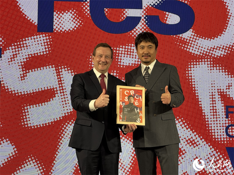 Bertrand Lortholary (à gauche), ambassadeur de France en Chine, remet le certificat de parrain du 19e Festival Croisements à l'acteur chinois Shen Teng (à droite), le 8 avril à Beijing. (Xie Ying / Le Quotidien du Peuple en ligne)