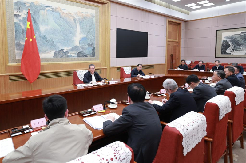 Le PM chinois préside une réunion avec des experts économiques et des entrepreneurs