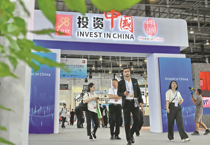 Des commer?ants visitent la zone ? Investir en Chine ? de la 24e Foire internationale pour l'investissement et le commerce de Chine à Xiamen, dans la province du Fujian (sud-est de la Chine), en septembre. (Lin Shanchuan / Xinhua)