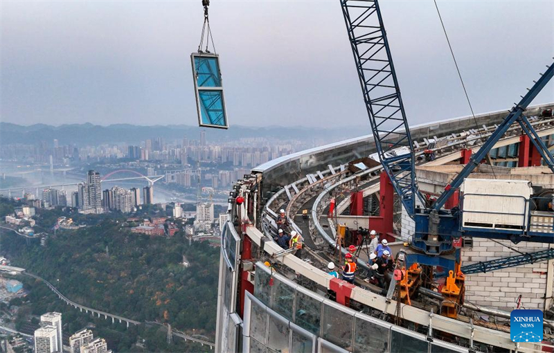 Chongqing : la construction du mur-rideau de fa?ade du plus haut batiment de la ville est terminée