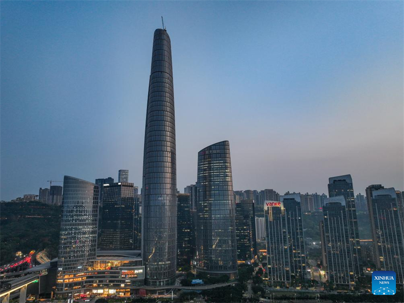 Chongqing : la construction du mur-rideau de fa?ade du plus haut batiment de la ville est terminée