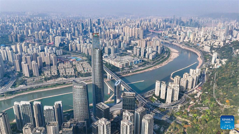 Chongqing : la construction du mur-rideau de fa?ade du plus haut batiment de la ville est terminée
