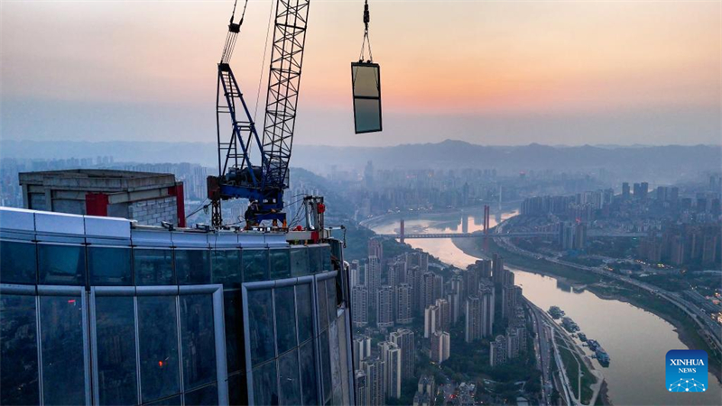Chongqing : la construction du mur-rideau de fa?ade du plus haut batiment de la ville est terminée