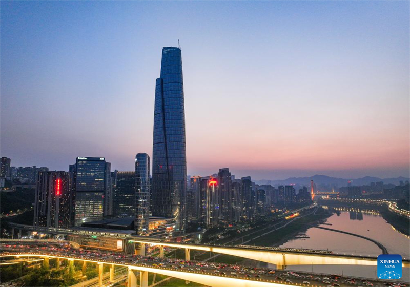 Chongqing : la construction du mur-rideau de fa?ade du plus haut batiment de la ville est terminée